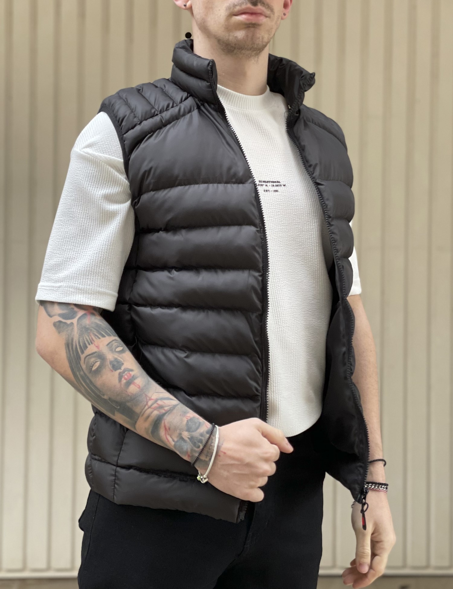 Ανδρικό μαύρο καπιτονέ αμάνικο μπουφάν με αποσπώμενη κουκούλα 3408 φωτογραφία